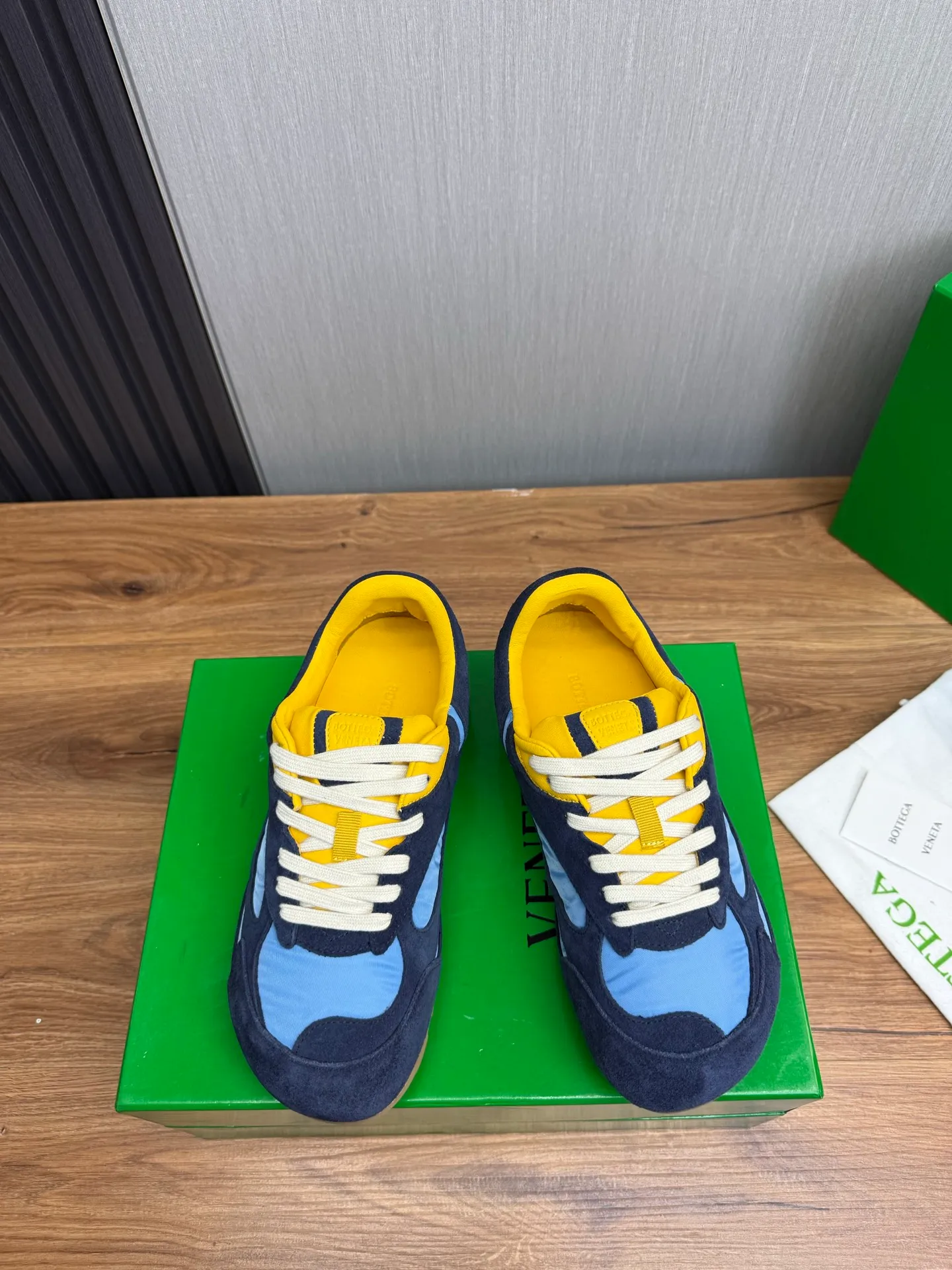Men's men's shoes💰540💰 Bottega Veneta｜BV's new Forrest Gump shoes. Dexun shoes🩷💚 Sneaker technology nylon and suede, inspired by retro sneakers, light, comfortable, breathable and essential item. Original wear-resistant and non-slip rubber outsole❕❗️ Size: Female 35-40 (40 is custom-made and cannot be returned) Male 39-45 (45 is custom-made and cannot be returned or exchanged)